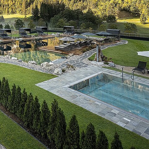 BERG. POOL. GLÜCK Unsere Glücksformel? Frische Bergluft, Sonne und Wasser. Unsere Outdoor Pools sind Logenplätze im Naturkino.