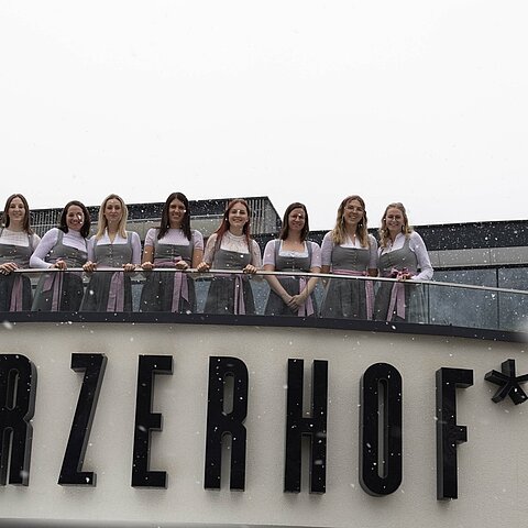 Hinter jedem unvergesslichen Aufenthalt steht ein Team, das ihn möglich macht. Unsere Rezeption ist mehr als nur ein Empfang – sie ist die Zentrale für eure Urlaubswünsche.