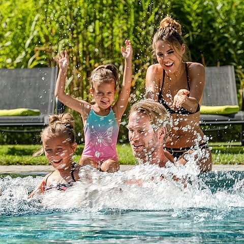 Familienzeit, wie sie sein soll. Erlebt stressfreien Familienurlaub im Salzburger Land – mit Abenteuer, Wellness & echter Erholung für Groß und Klein.