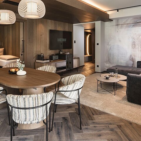 Licht aus. Alltag aus. Urlaub an. Willkommen in unserer neuen Luxury Cinema Suite im Lürzerhof. ️ 165 m² voller Raum für besondere Urlaubsmomente – mit privatem Cinema, Kinofilmen & PlayStation,...