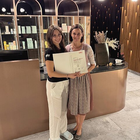 Herzlichen Glückwunsch, liebe Fabiana! Mit ausgezeichnetem Erfolg hast du deine LAP zur Masseurin bestanden – wir sind unglaublich stolz auf dich!