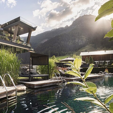 EINTAUCHEN. ABSCHALTEN. GENIESSEN. Von der wohltuenden Wärme im Innenbereich bis zum Naturbadeteich unter freiem Himmel – die Wasserwelt im Lürzerhof verbindet pure Entspannung mit der...