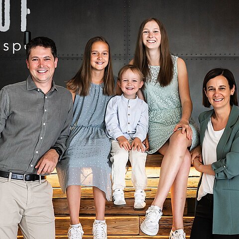 HERZLICH. HEIMISCH. BESONDERS. Ein Haus mit Herz und Geschichte. Seit über 400 Jahren ist der Lürzerhof fest in Familienhand und wird mit viel Liebe, Gefühl und echter Hingabe geführt.