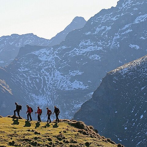 Wandern im Herbst. Ankommen. Aufatmen. Genießen. Wenn die Berge golden leuchten, die Luft klar und frisch ist und jeder Schritt durch die Herbstlandschaft ein bisschen mehr entschleunigt, ist die...