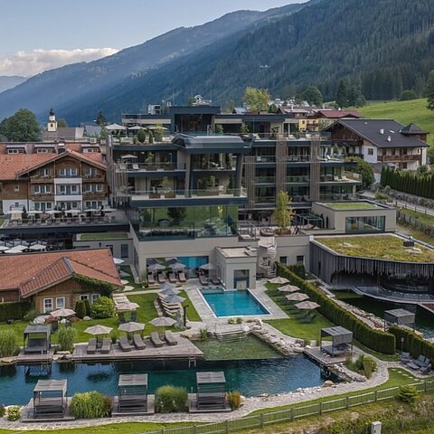 Ankommen, durchatmen, den Moment genießen. Wo alpine Natur auf stilvollen Luxus trifft und die Berge zum Zuhause auf Zeit werden.