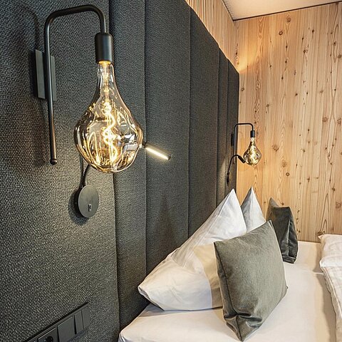 Dein Rückzugsort in den Bergen. ️ Unsere Suiten sind ein Ort zum Ankommen, Durchatmen und Wohlfühlen. Mit viel Raum, alpinem Charme und traumhaften Ausblicken wird jeder Moment zur Auszeit.