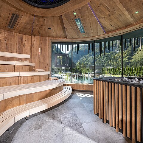 Eintauchen. Abschalten. Aufleben. Bei uns wird Entspannung zum Erlebnis – ein Ort, an dem Körper und Seele in Einklang kommen. Bild 1: