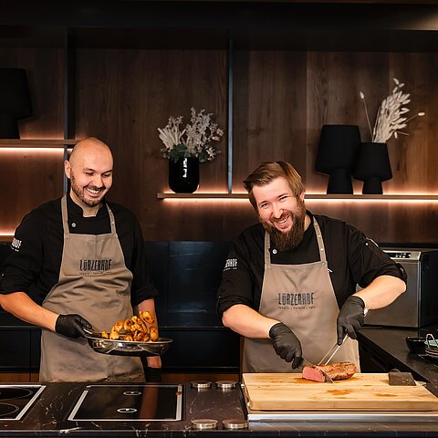 Wenn der Tag langsam zur Ruhe kommt, beginnt bei uns der Genuss. Fein abgestimmte Gourmetgerichte, liebevoll serviert, begleitet von ausgewählten Weinen – jeder Abend wird zu einem besonderen...