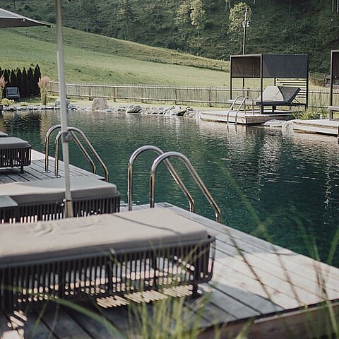 ABSCHALTEN , EINTAUCHEN , DURCHATMEN . ️ In unserem Wellnessgarten im Lürzerhof ticken die Uhren ein bisschen langsamer. Das Highlight für deine Sinne: