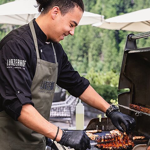 BBQ-Genuss im Garten. Frisch Gegrilltes, regionale Spezialitäten und entspannte Sommermomente unter freiem Himmel – so schmeckt der Urlaub im Lürzerhof.