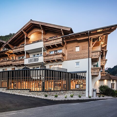 Neu. Stilvoll. Genussvoll. Alpines Ambiente trifft auf moderne Eleganz – hier wird Kulinarik zum Erlebnis. Genießen. Staunen. Wohlfühlen.