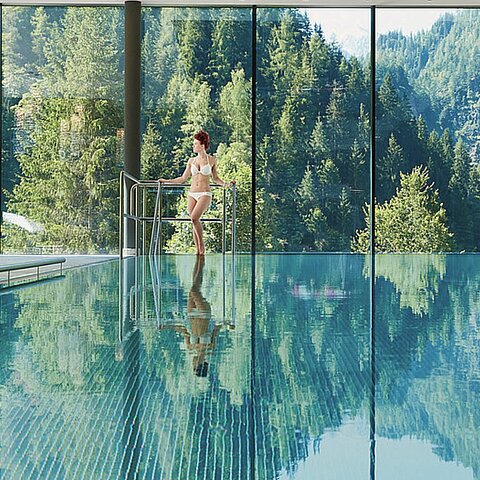 WASSER. WEITBLICK. WOHLGEFÜHL. Wo drinnen auf draußen trifft, schwimmt der Alltag einfach davon. Im 18 Meter langen Indoor-Pool genießt du 31 °C warmes Wasser mit freiem Blick auf die Salzburger...