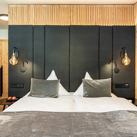 ANKOMMEN. DURCHATMEN. WOHLFÜHLEN. Unsere Zimmer & Suiten verbinden alpinen Luxus mit wohltuender Gemütlichkeit.